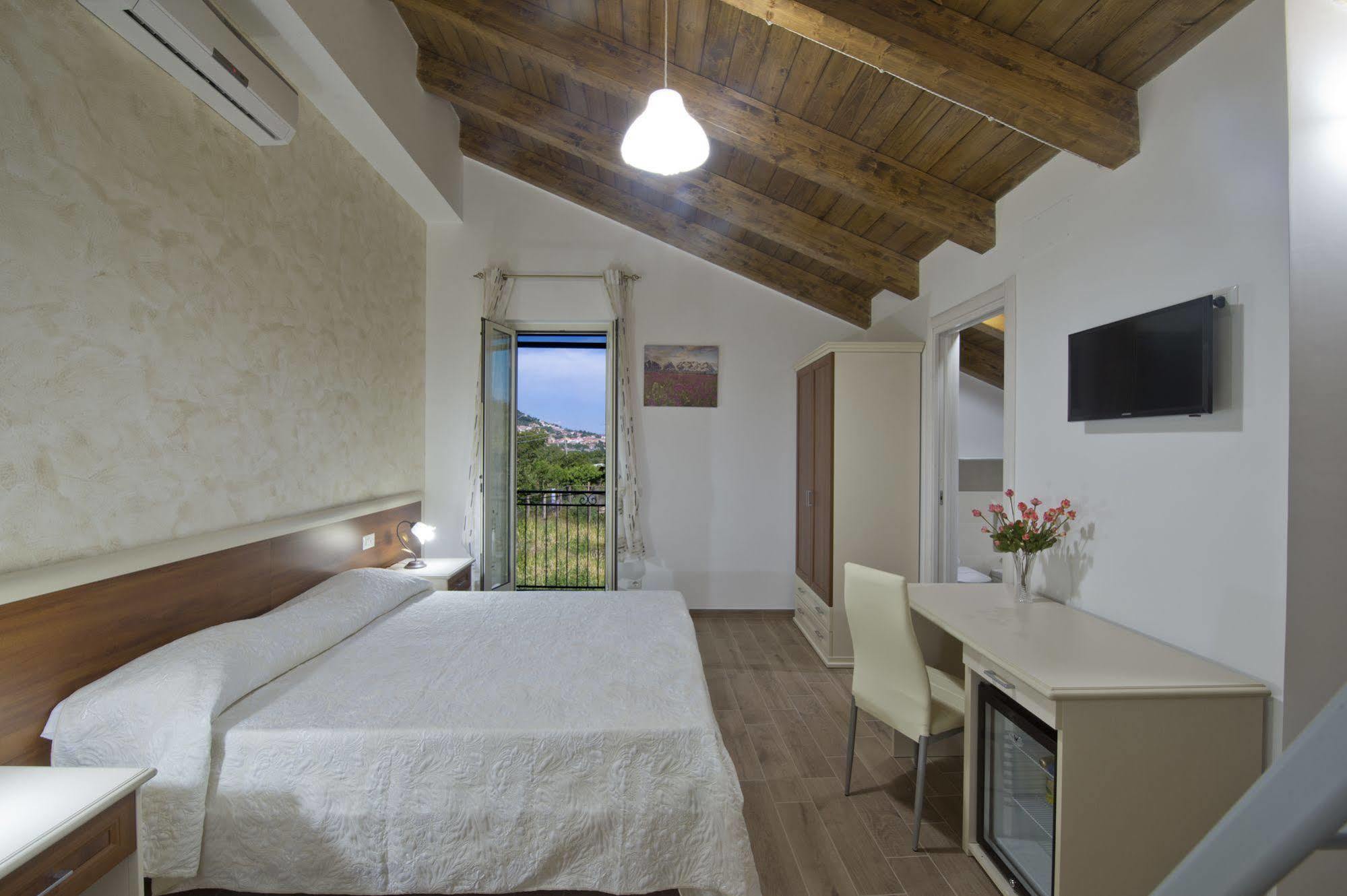 Bed and Breakfast Gli Dei Gemelli Аджерола Екстер'єр фото