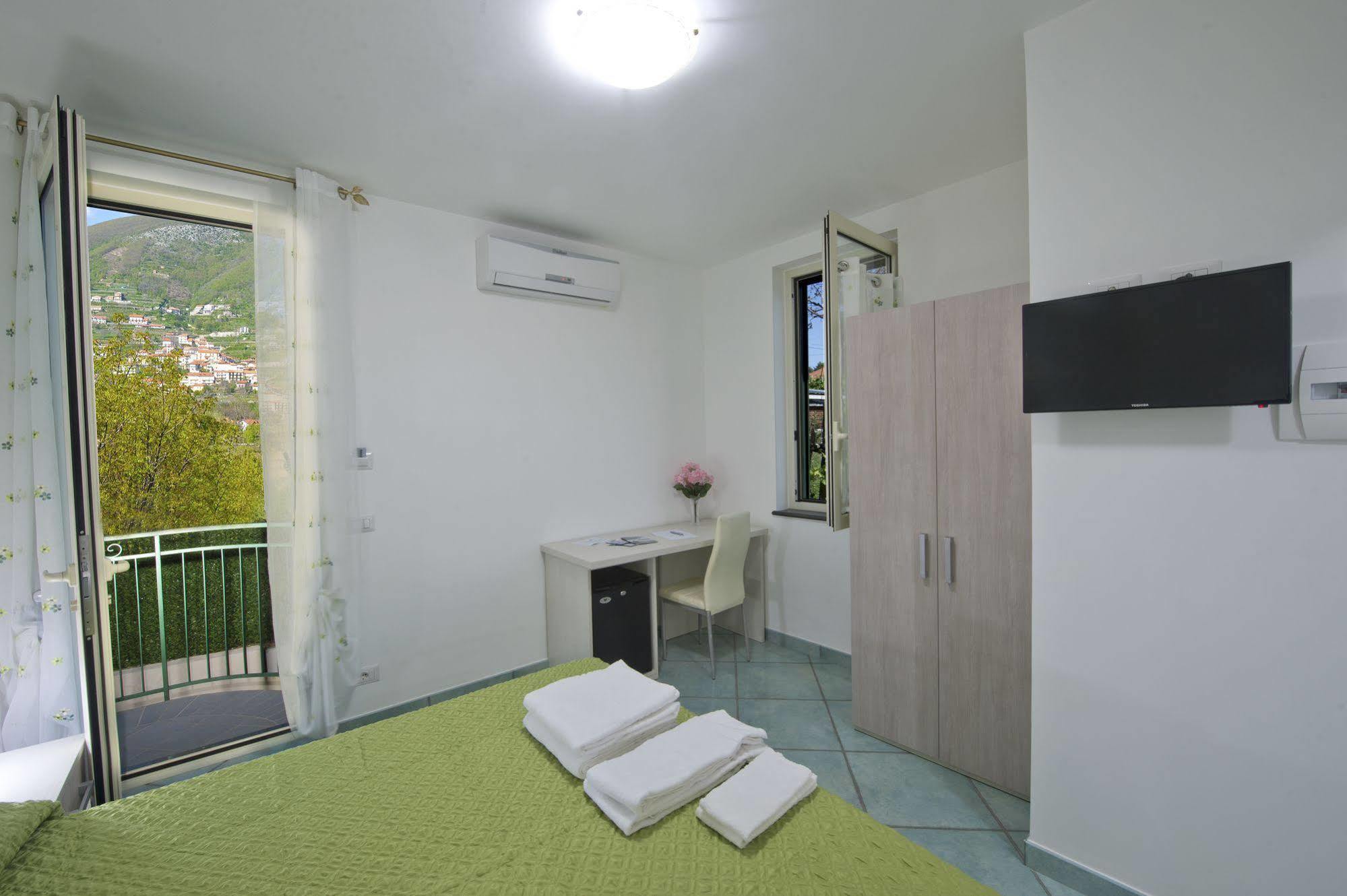 Bed and Breakfast Gli Dei Gemelli Аджерола Екстер'єр фото