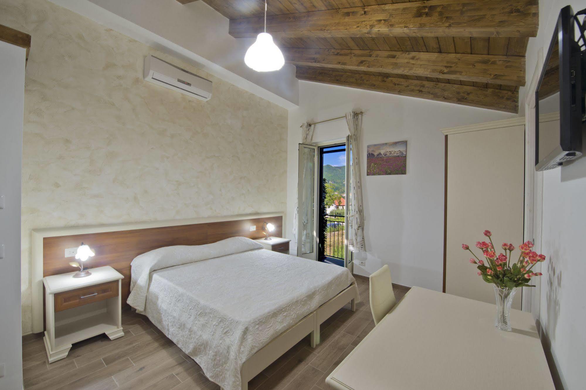 Bed and Breakfast Gli Dei Gemelli Аджерола Екстер'єр фото