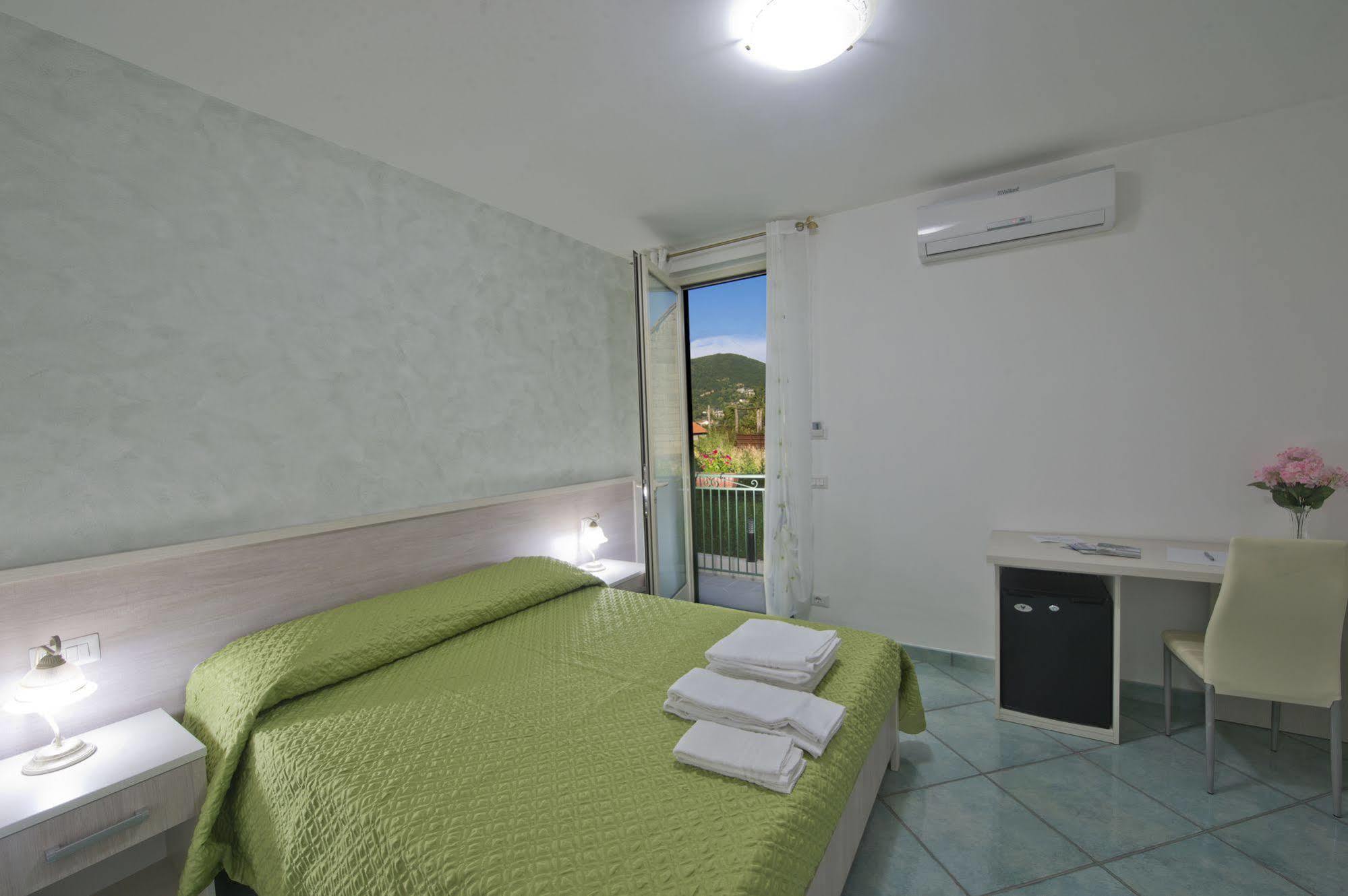 Bed and Breakfast Gli Dei Gemelli Аджерола Екстер'єр фото